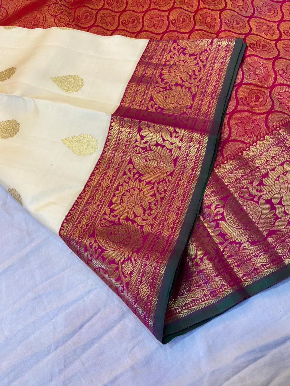 Suhasini , Traditional Korvai 7 inches Vanasagarai Mango shape and Lotus  design Kanchipuram Gatti Petu Gold  Zari Saree -PDS001WS