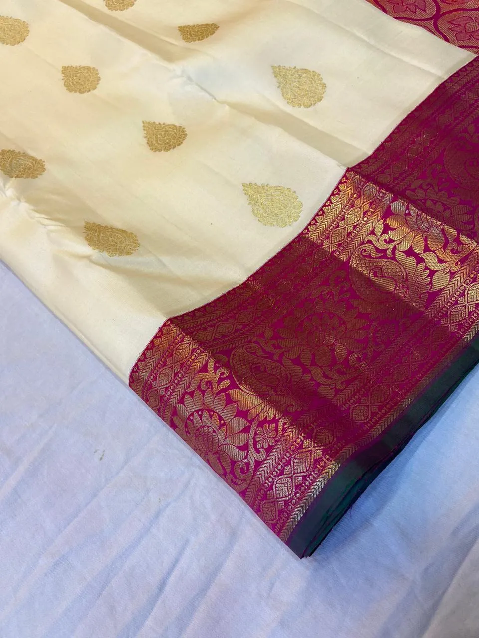 Suhasini , Traditional Korvai 7 inches Vanasagarai Mango shape and Lotus  design Kanchipuram Gatti Petu Gold  Zari Saree -PDS001WS