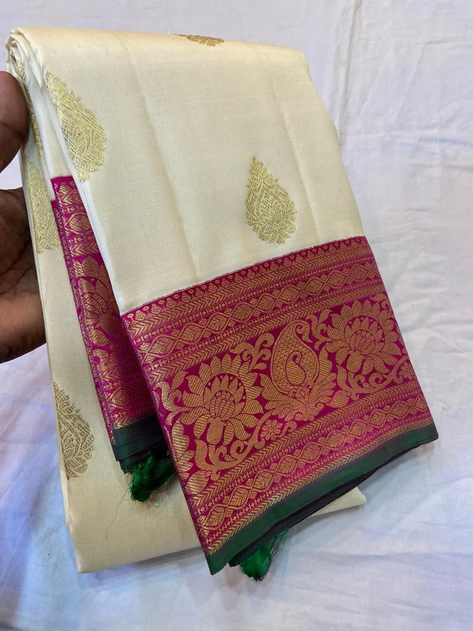 Suhasini , Traditional Korvai 7 inches Vanasagarai Mango shape and Lotus  design Kanchipuram Gatti Petu Gold  Zari Saree -PDS001WS